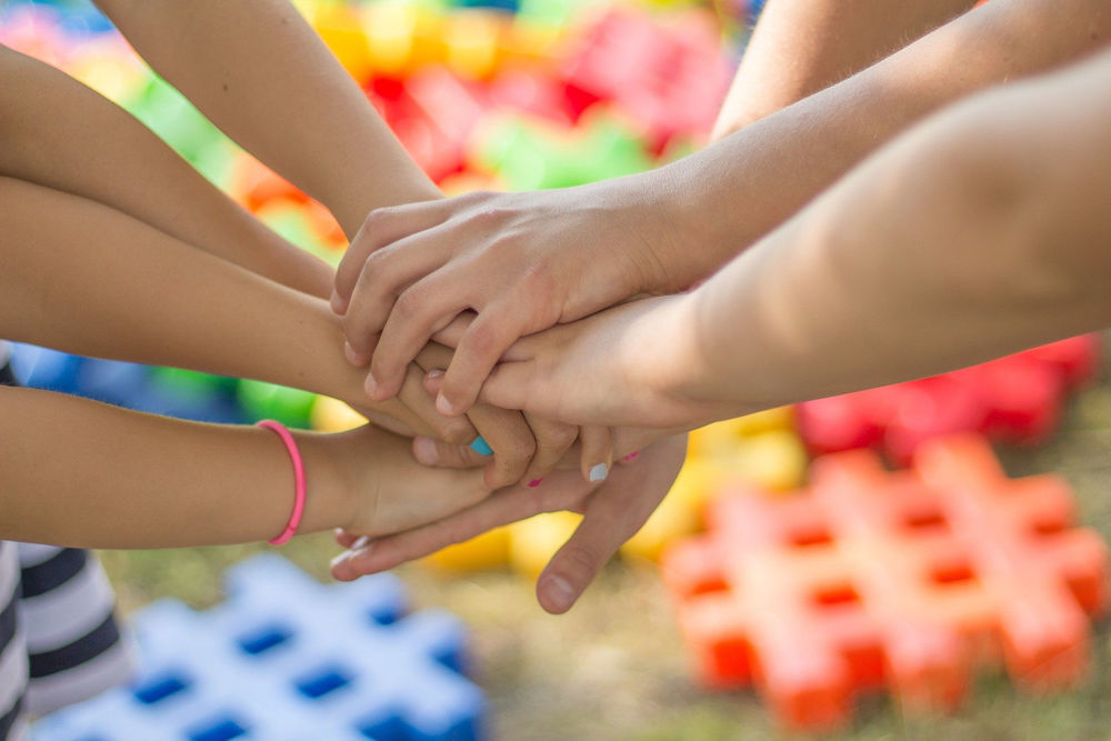 hands-2847508_1920_1000